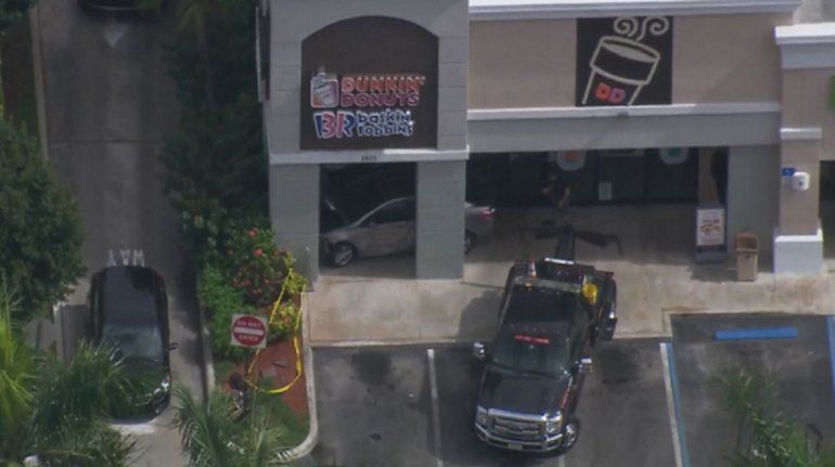 Un conductor perdió el control de su vehículo y se estrelló contra un restaurante en Fort Lauderdale