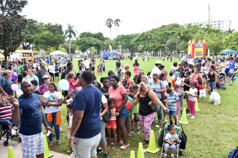 Entrega de mochilas escolares en el Juan Pablo Duarte Park.