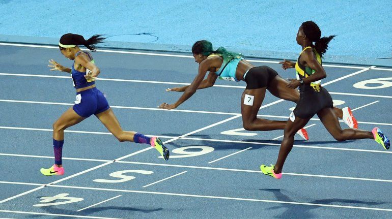Shaunae Miller (centro) se lanzó para poder ganar a la estadounidense Allyson Felix (izquierda) en la final de los 400 metros femenino