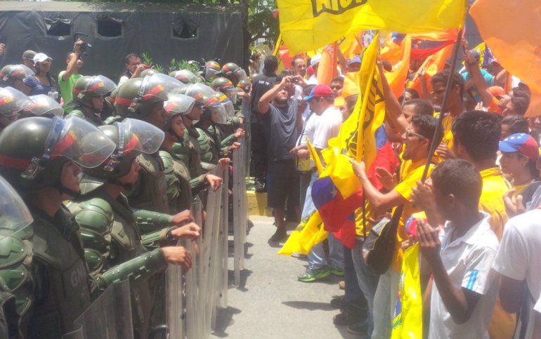 Venezolanos que exigen el referendo revocatorio llegaron hasta la sede del CNE en el estado Sucre