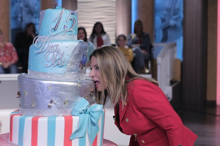 La jueza disfruta su <i> cake</i>.