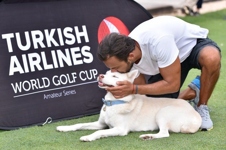 El actor Serkan Altunorak besa a Aspen. 