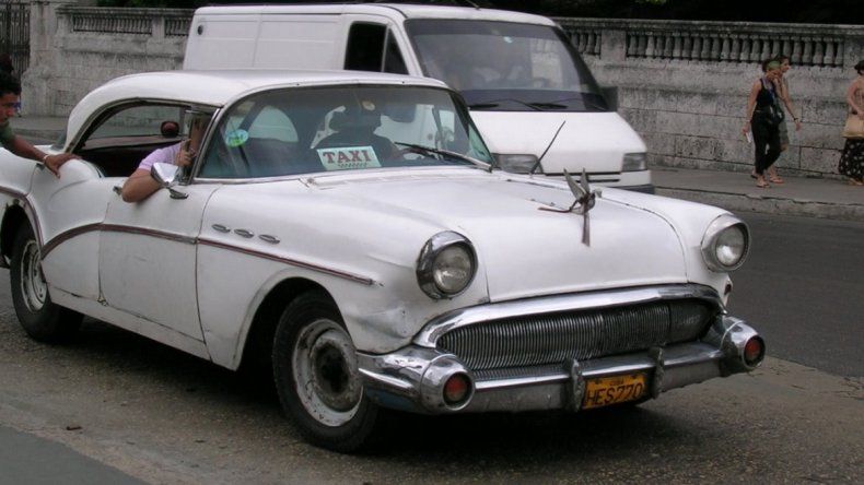 Imagen referencial de un taxi privado por una de las calles de La Habana