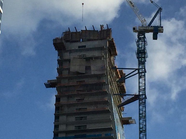Vista de los restos de la estructura colgando desde el piso 53 de la torre residencial en construcción en Brickell, Miami.