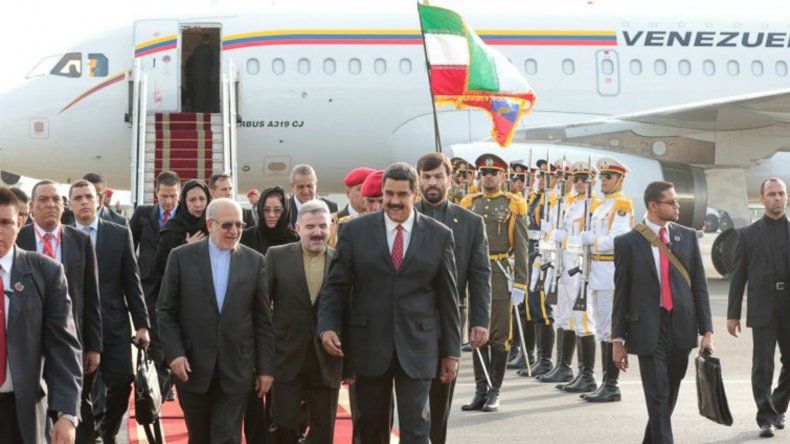 El líder venezolano ya se pronunció la víspera a su llegada a Bakú a favor de consensuar una fórmula de estabilizar el mercado del petróleo para los próximos diez años 