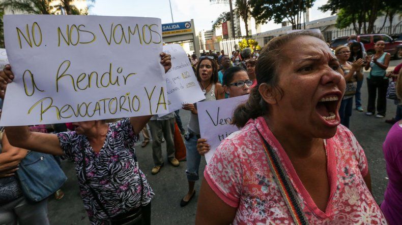 Venezolanos salieron a las calles a pedir revocatorio este viernes al conocerse la decisión del Consejo Nacional Electoral
