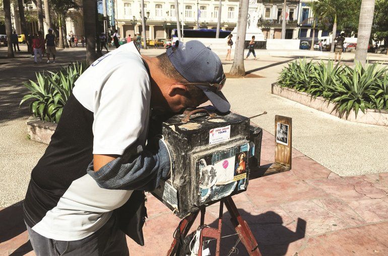 La c&aacute;mara Kodak que usa Yomar la hered&oacute; de su padre y su abuelo y data de 1900.
