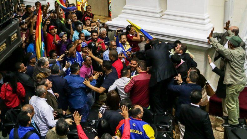 Momento en el que un grupo de simpatizantes del oficialismo irrumpe en la Asamblea Nacional e interrumpe la sesión del Parlamento.