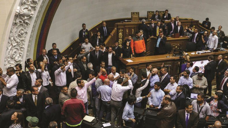 La interrupción de los simpatizates del oficialismo en la sesión de la Asamblea Nacional no impidió que el Parlamento adoptara un acuerdo para la restitución del orden constitucional en Venezuela.