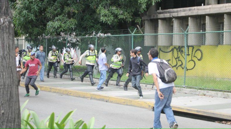 Un grupo de funcionarios de la Policía Nacional Bolivariana atacó con gases lacrimógenos una manifestación en la capital venezolana