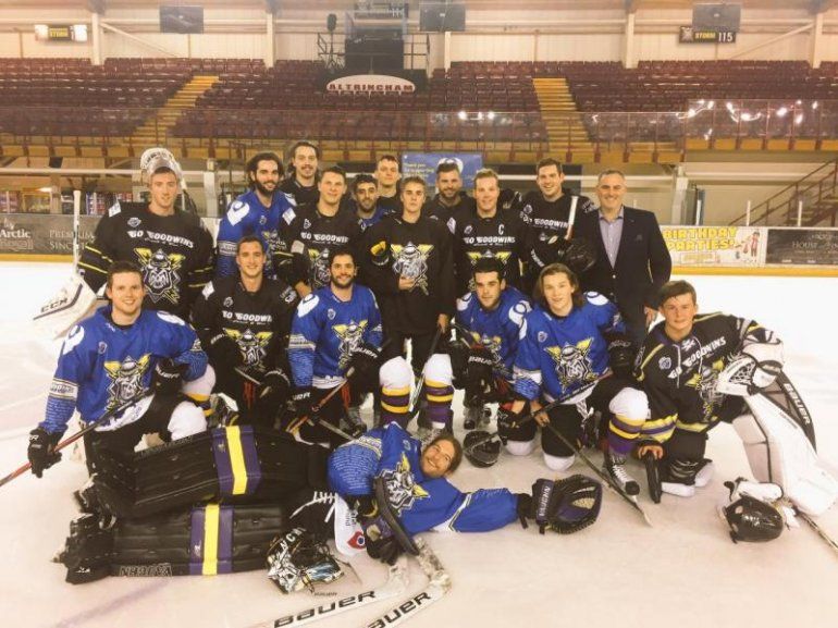 Justin Bieber entrenó con el equipo local de hockey sobre hielo Manchester Storm.