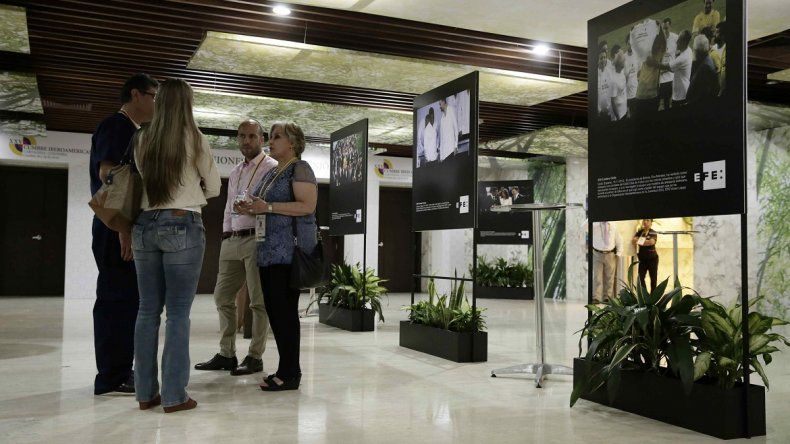 Un grupo de personas participan este jueves 26 de octubre de 2016 en la inauguración de la muestra fotográfica 25 años de Cumbres Iberoamericanas con imágenes de la Agencia Efe