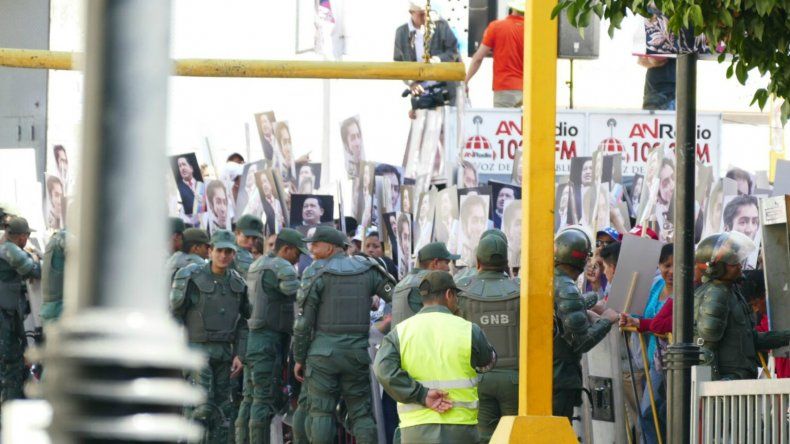 Los seguidores del chavismo marcharon desde Parque Carabobo hasta las cercanías de la AN
