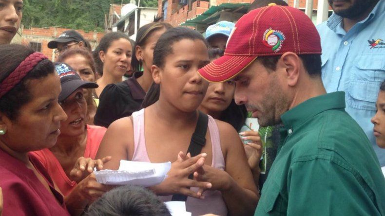 Capriles criticó que se tenga que esperar semanas para habilitar un canal humanitario cuando naciones vecinas han ofrecido su ayuda para paliar el desabastecimiento 