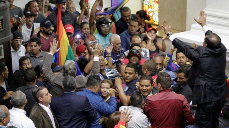 Bajo el grito de el pueblo unido jamás será vencido chavistas lograron burlar las cuatro alcabalas que existen para ingresar al salón de debates del Parlamento