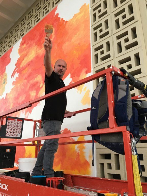 El pintor cubano Fredy Villamil comienza la realizaci&oacute;n de uno de los murales en la Biblioteca John F. Kennedy, de Hialeah. 