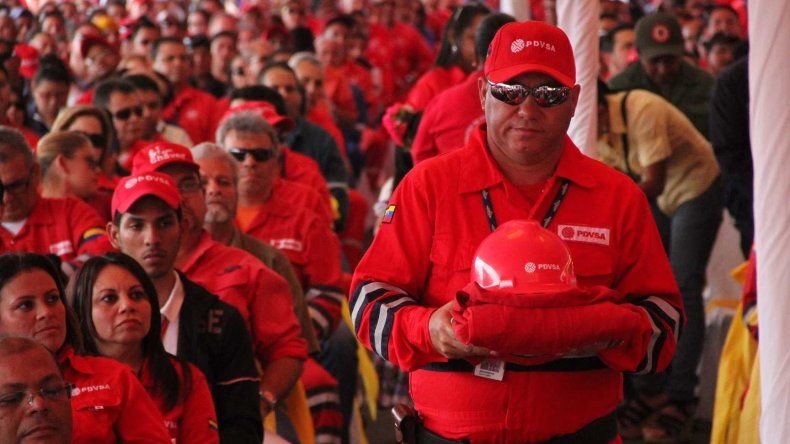 Más de 30.000 trabajadores de las áreas operativas de la estatal ganan 5.000 bolívares semanales y su única labor es asistir a marchas 