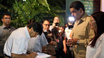 El presidente de Bolivia Evo Morales y su homólogo de Venezuela Nicolás Maduro firman libro de condolencias en la Plaza de la Revolución