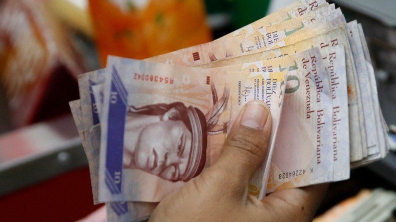 El mismo salario mínimo es una muestra de lo atrasado del cono monetario con respecto a la inflación del país sumido en una crisis profunda