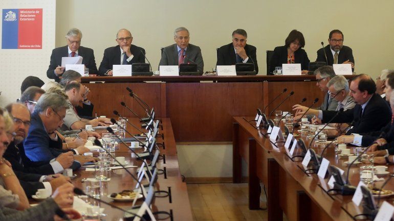 El ministro chileno de Relaciones Exteriores, Heraldo Mu&ntilde;oz (3i), el agente de Chile ante la Haya, Claudio Grossman (2d) y el subsecretario de Relaciones Exteriores, Edgardo Riveros (3d) se re&uacute;nen hoy, martes 13 de diciembre de 2016, en Santiago de Chile (Chile), junto al comit&eacute; asesor de Chile para estudiar la demanda boliviana en la Corte Internacional de Justicia (CIJ) de La Haya. 