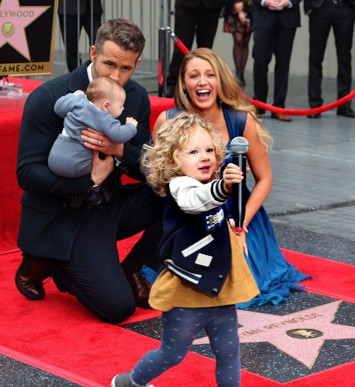 El actor canadiense Ryan Reynolds junto a su esposa Blake Lively y sus hijos.