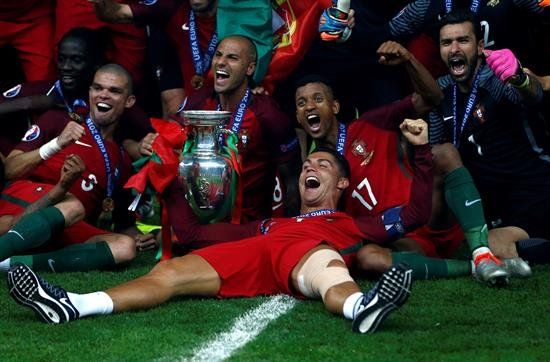Cristiano (centro) celebra junto sus compa&ntilde;eros el t&iacute;tulo de Portugal en la Eurocopa