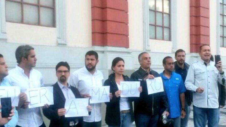 Los opositores exigen la salida del Nicolás Maduro del la presidencia por ser el principal culpable de la crisis que azota al país caribeño. 