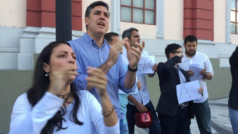 Partidos opositores protestan en las puertas de Miraflores exigiendo la renuncia de Maduro