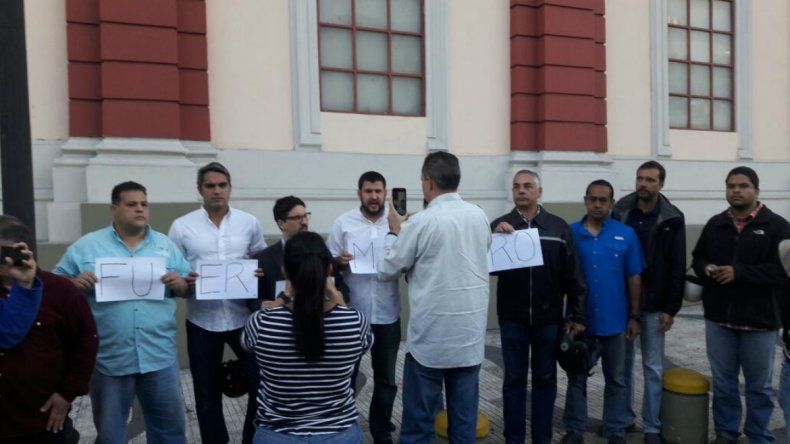 Partidos opositores protestan en las puertas de Miraflores exigiendo la renuncia de Maduro