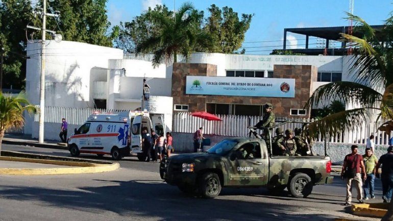 Fuerte despliegue policial en las inmediaciones de la Fiscal&iacute;a del estado de Quintana Roo ras el tiroteo de este martes.