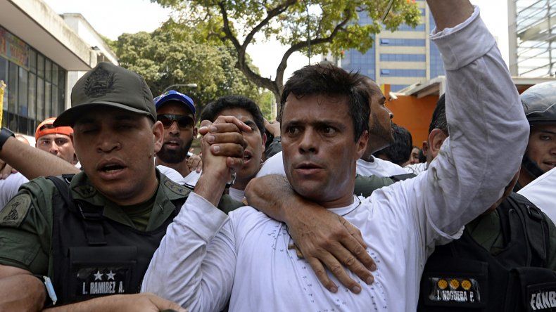 Leopoldo López cumple una condena de 13 años y nueve meses de cárcel por incitación a la violencia en unas protestas que convocó contra Maduro en 2014. 