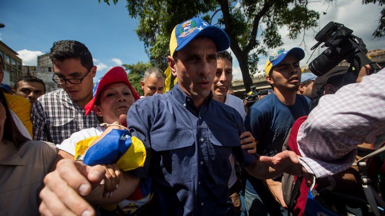 Para Capriles el despliegue de funcionarios policiales que hay en todas las capitales del país demuestra el miedo que tiene Maduro de las elecciones. 