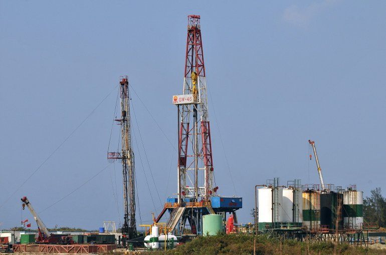 Vista de un pozo de petr&oacute;leo al norte de antigua provincia de La Habana, en Cuba.