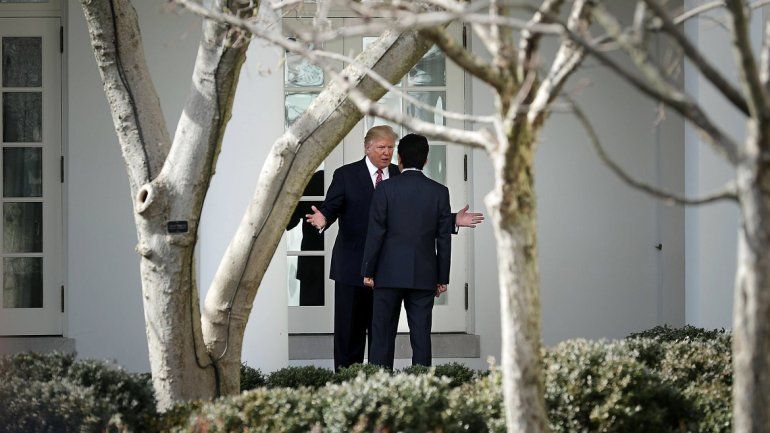 El presidente de EEUU, Donald Trump (izq.) conversa con el primer ministro japon&eacute;s Shinzo Abe en la Casa Blanca, en Washinton.