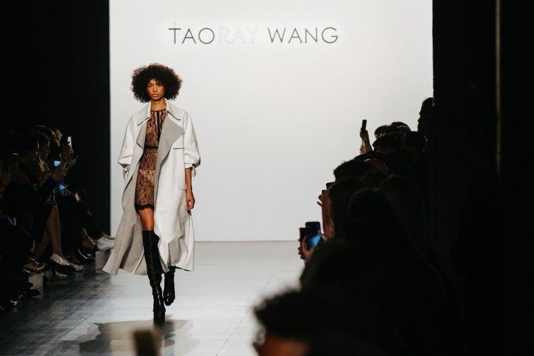 Una modelo luce un dise&ntilde;o de  Taoray Wang en la Semana de la Moda de Nueva York. 