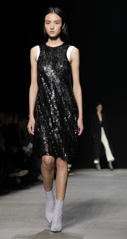  Una modelo presenta en pasarela creaciones de Narciso Rodriguez.
