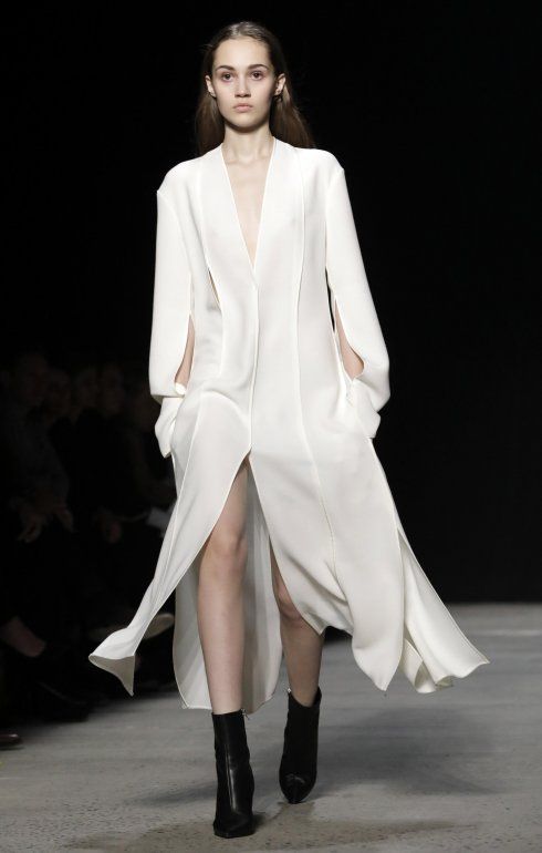Una modelo presenta en pasarela creaciones de Narciso Rodriguez.