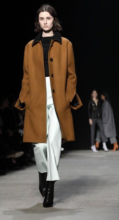 Una modelo presenta en pasarela creaciones de Narciso Rodriguez.
