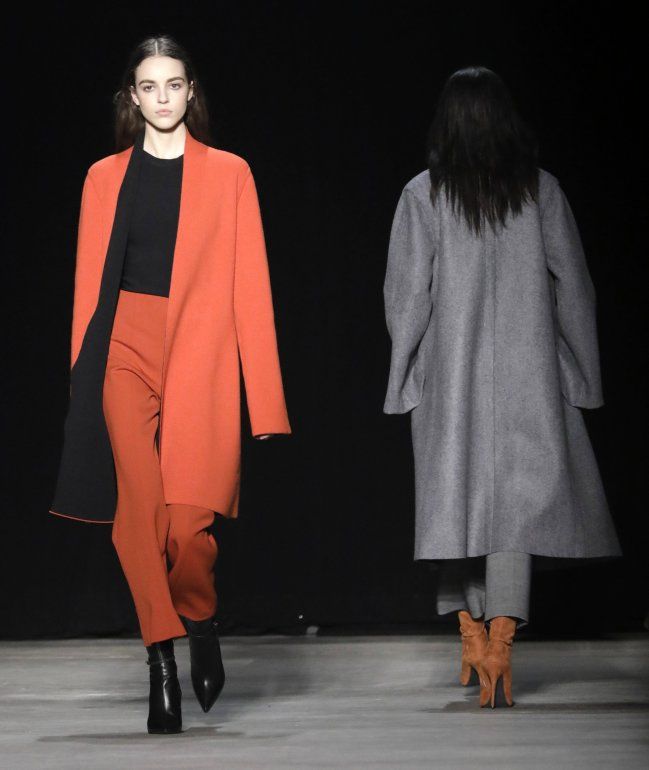 Una modelo presenta en pasarela creaciones de Narciso Rodriguez.