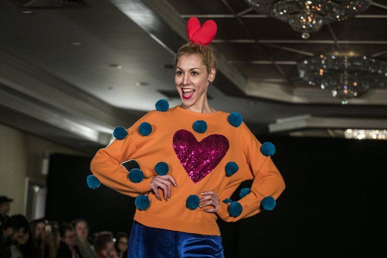 Una modelo presenta creaciones de la diseñadora española Agatha Ruiz de la Prada.