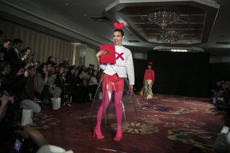 Una modelo presenta creaciones de la diseñadora española Agatha Ruiz de la Prada.