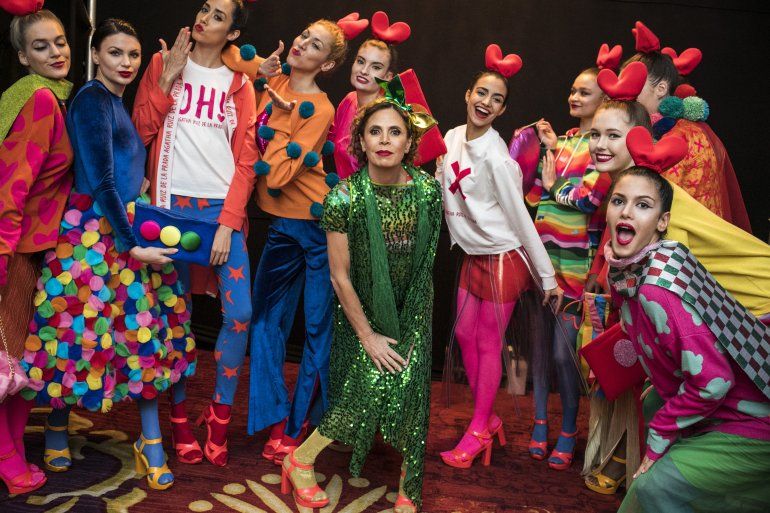 Modelos presentan creaciones de la diseñadora española Agatha Ruiz de la Prada.