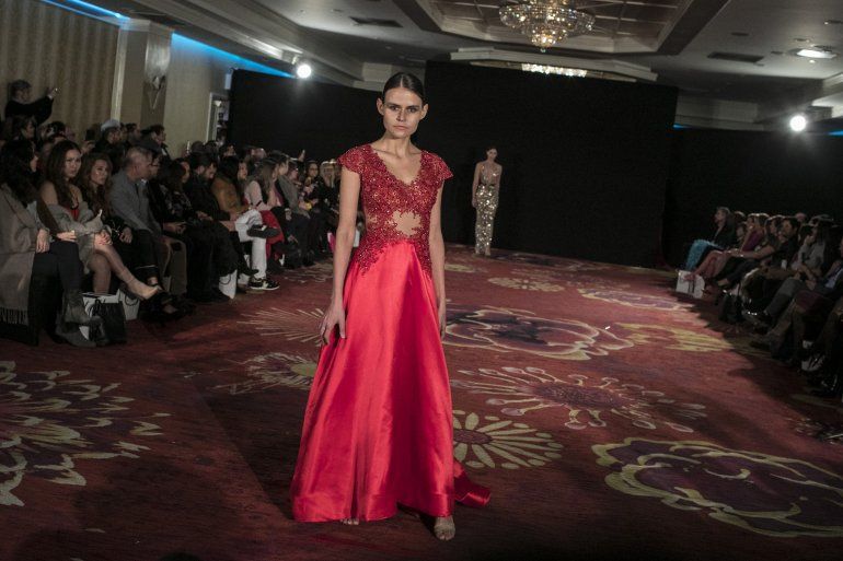 Una modelo presenta una creación de la diseñadora dominicana Diany Mota.