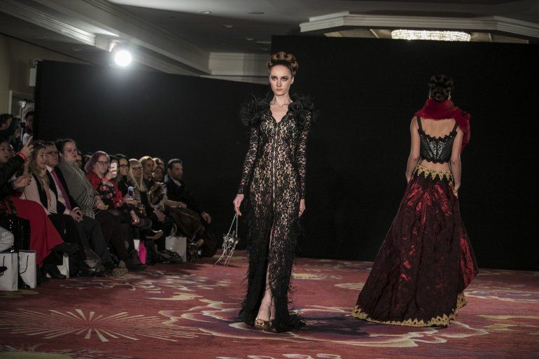 Modelos presentan creaciones del diseñador Nidal.