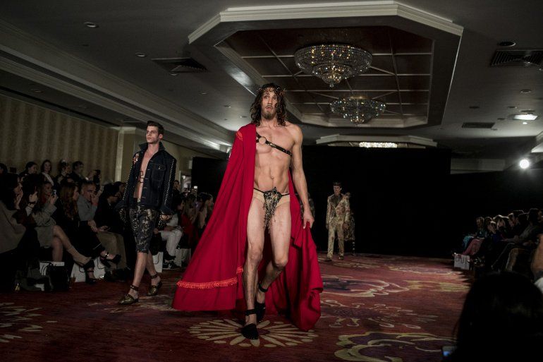 Modelos presentan creaciones del diseñador Nidal.