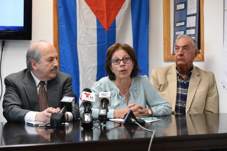 Omar Vento, Ofelia Acevero y F&eacute;lix Toledo, durante la conferencia de prensa en Miami.