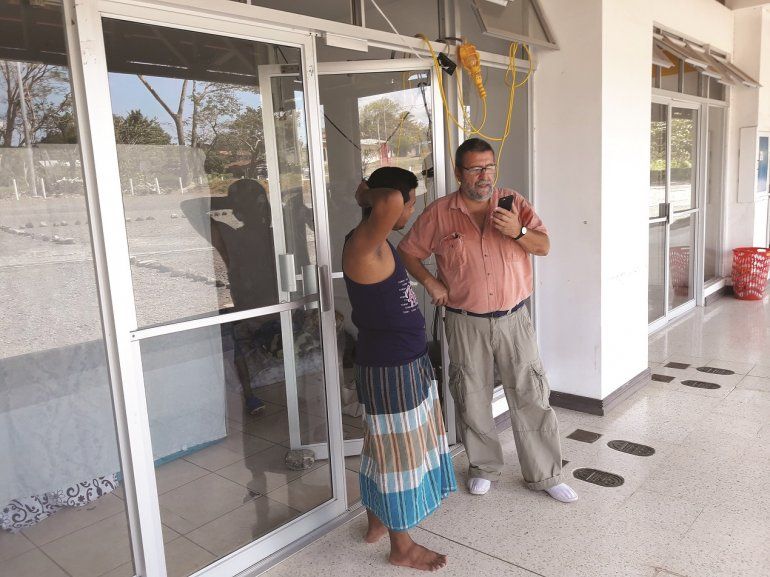 Pietro Barbanti junto a un migrante en el centro comercial de su propiedad. (CORTESÌA)