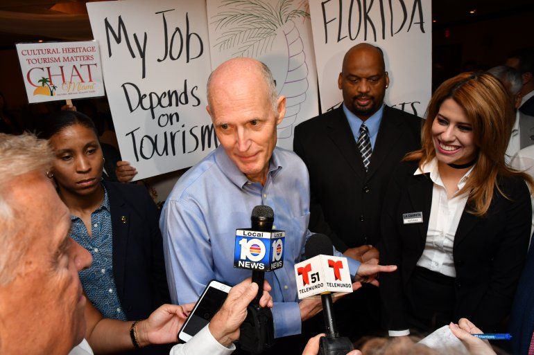 El gobernador Scott habla con la prensa tras concluir su ponencia sobre las inversiones de VisitFlorida.