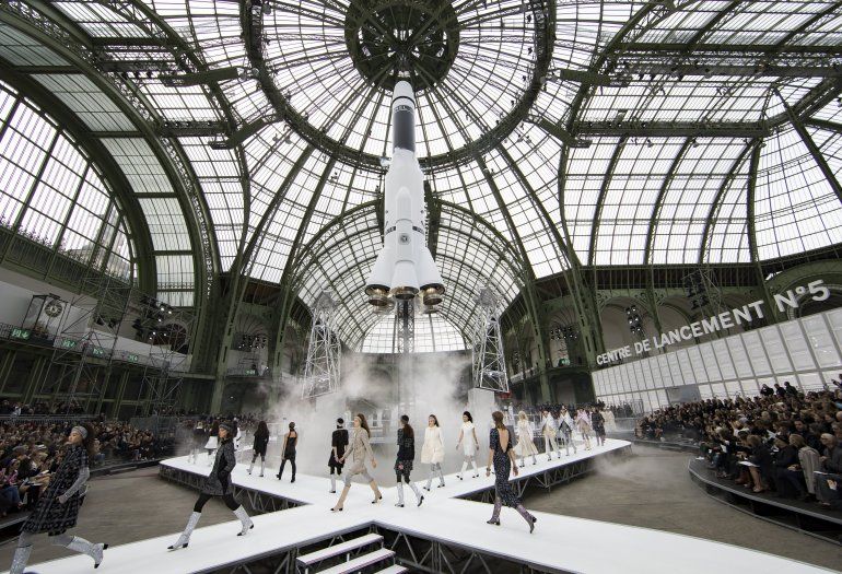 Modelos lucen creaciones del dise&ntilde;ador alem&aacute;n Karl Lagerfeld para Chanel.