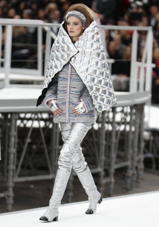 Una modelo luce una creaci&oacute;n del dise&ntilde;ador alem&aacute;n Karl Lagerfeld para Chanel.